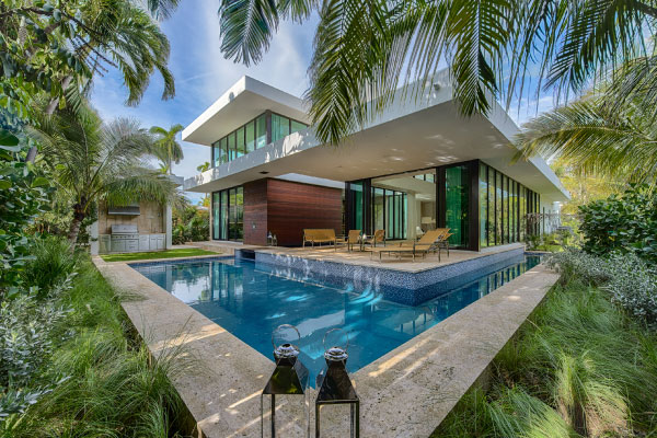 Beautiful modern house with pool large windows and nice garden - DG Pinnacle Home Loans - Miami Mortgage Lender